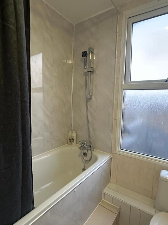 Beautiful Studio Apartment No4 Forest Road 런던 외부 사진